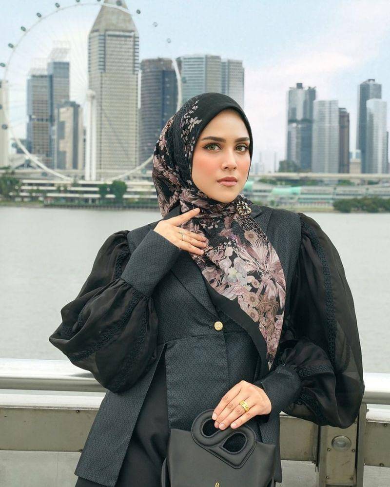 Instagram.com/buttonscarves